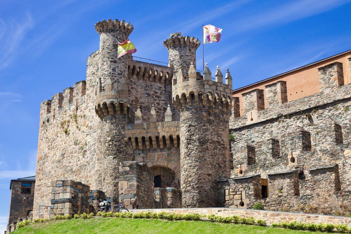 Entrance to the Castillo de Ponferrada, a magnificent historic Templar castle in the town of the same name in northwestern Spain - © Jose Ignacio Soto / Shutterstock